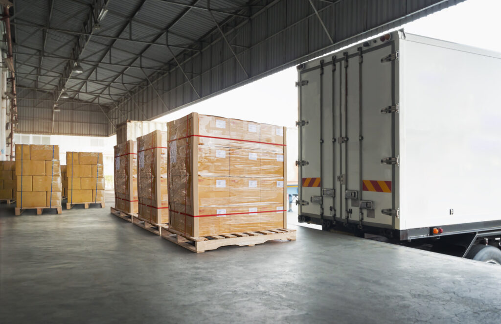 Vrachtwagen met pallets voor Magento B2B webshop opslag