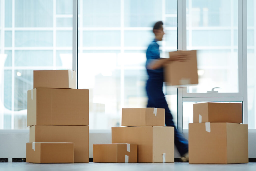 Migratie verhuizing van Shopify naar Magento verhuisdozen te zien iemand die ze verplaatst